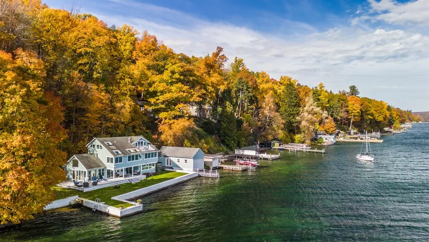 Amazing lakefront home with views from every room - Image 1