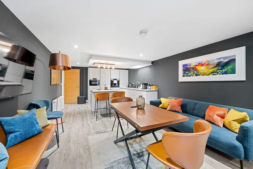 RÌGH Properties - Luxury West End Artisan Apartment - Image 1