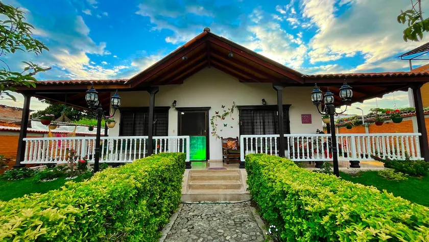 Cozy Hideaway 4BR-4BA Mountain Views (Santa Elena) - Image 1