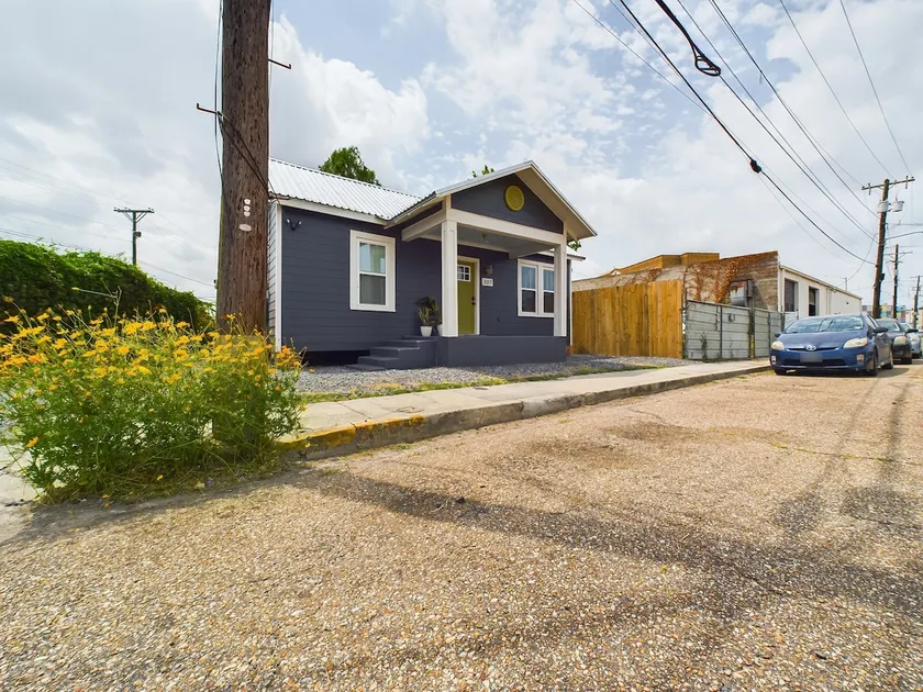 Buchanan Bungalow - Eclectic Mid-Mod Design DT - Image 1