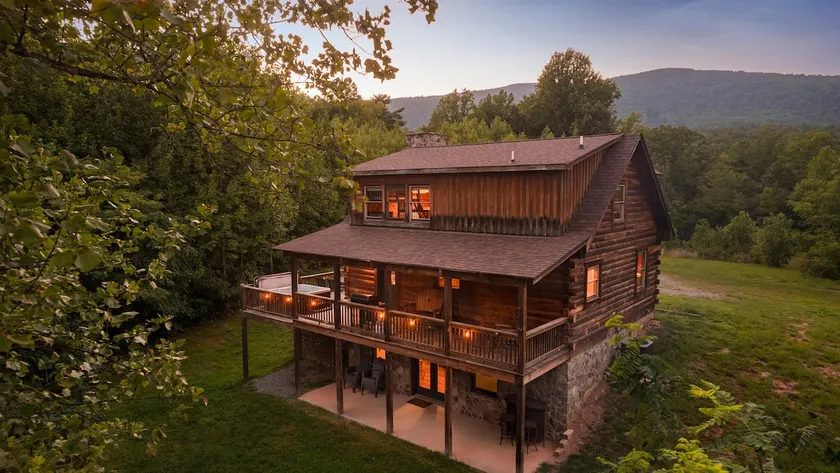 Shenandoah Mountain Majesty Log Cabin on 15 Acres - Hot Tub-1GB Fiber Internet - Image 1