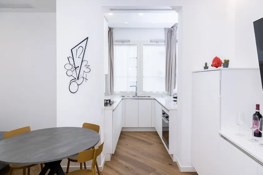 Elegant apartment with parking space in downtown Salerno - Image 1