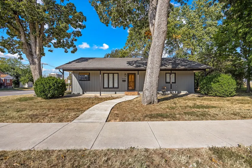 Midtown manor - Image 1
