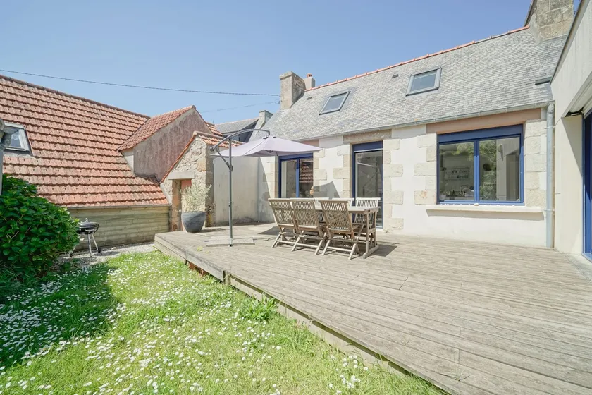 Family home, beach on foot - Image 1