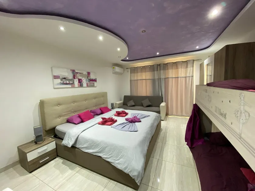 Harbour Pearl Stylish, Spacious, King-Size Bed - Image 1