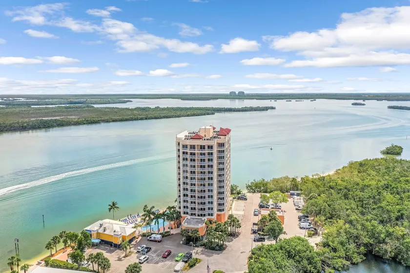 Appartement en copropriété avec piscine chauffée, barbecue et jacuzzi | Vue sur l'eau - Image 1