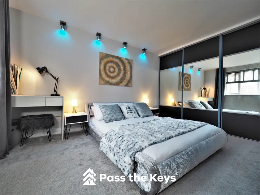 Contemporary Boutique 4 Sleeper Eton High Street - Pass the Keys - Image 1