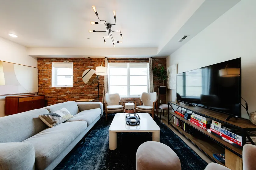The Trend: Garage, 3 Desks, Ski Storage - Image 1