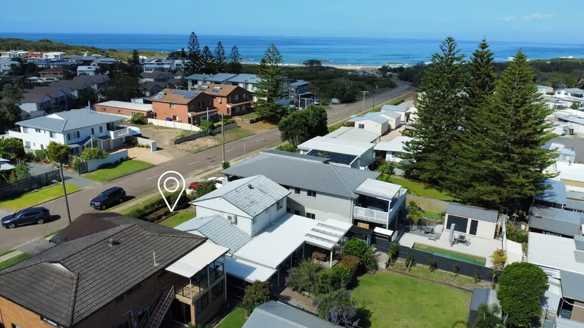 Suzie Q - Spacious 4BR home - 150m to beach - Pet Friendly - Image 1