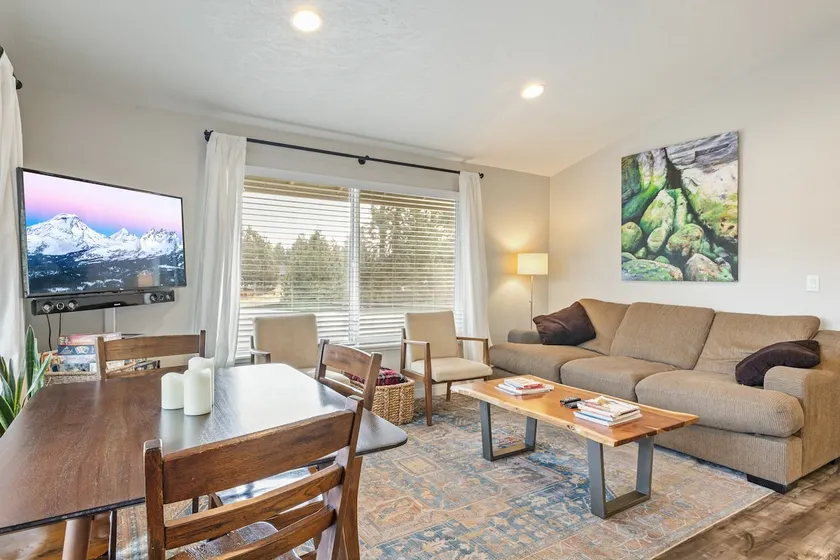 Suburban Forest guest house with garage - Image 1