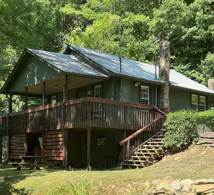4 guests - Hot Tub A/C Smart TV Free WIFI 2 Pets - Brett's Falling Waters Cabin - Image 1