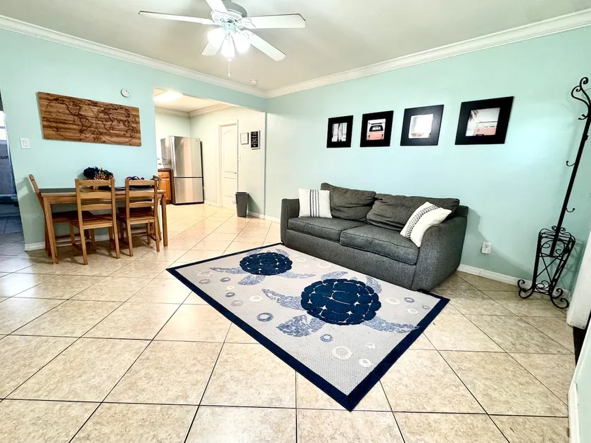Cozy 2BR Retreat w/ Patio near Beach & Las Olas - Image 1