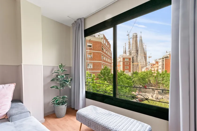 Sunny apartment with a view of Sagrada Familia/Shared terrace - Image 1