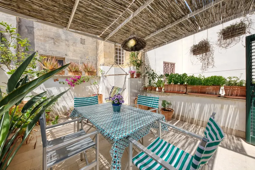 Secret Garden In The Old Town - Image 1