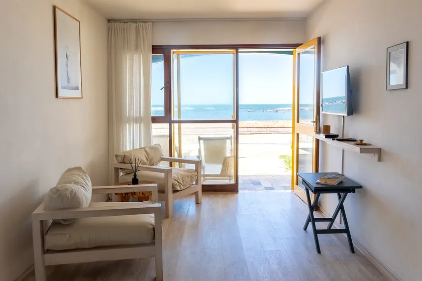 Tiny apartment with ocean views and steps from downtown. - Image 1