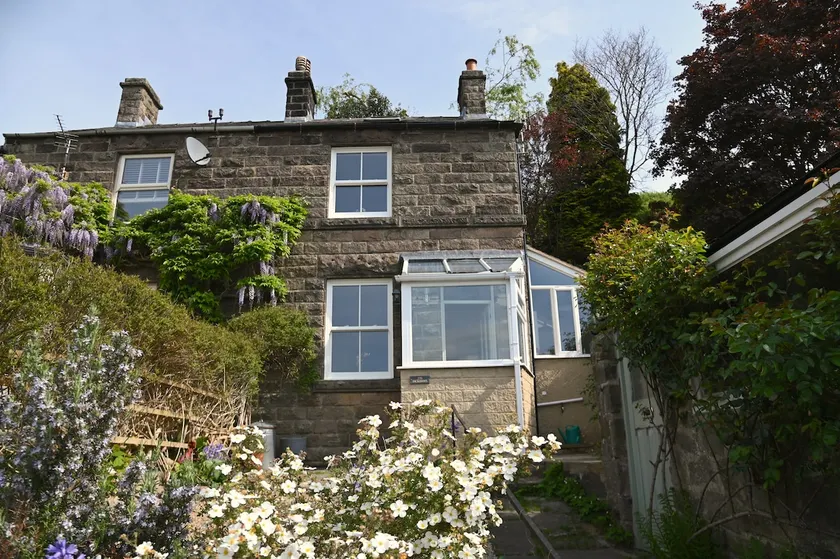 Cosy Matlock Cottage with Valley Views - Image 1