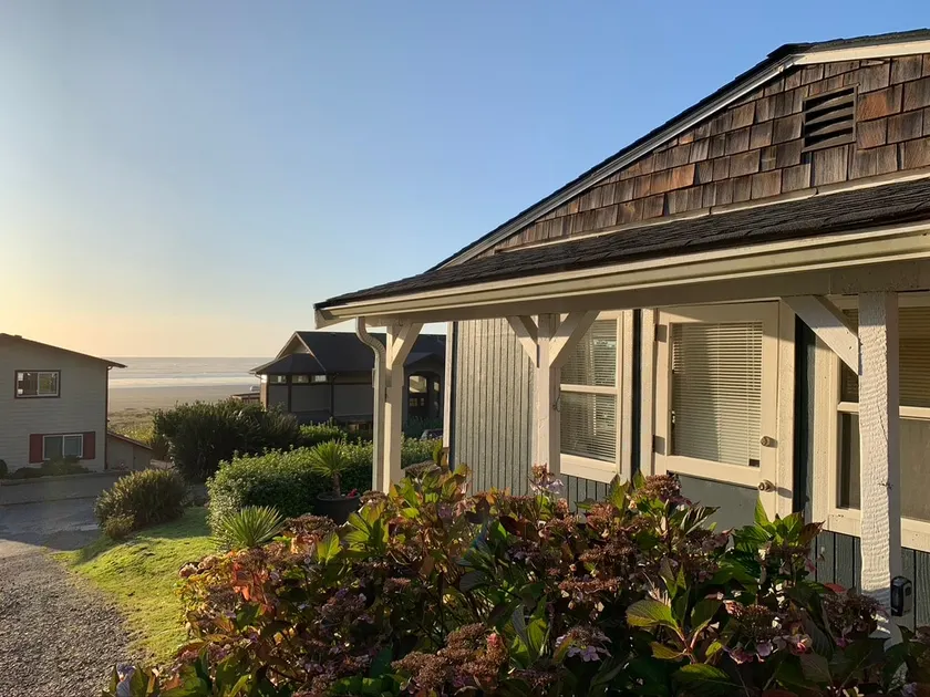 Sunset Beach Cottage - 2 bedrooms , sleeps 6 ppl - Image 1