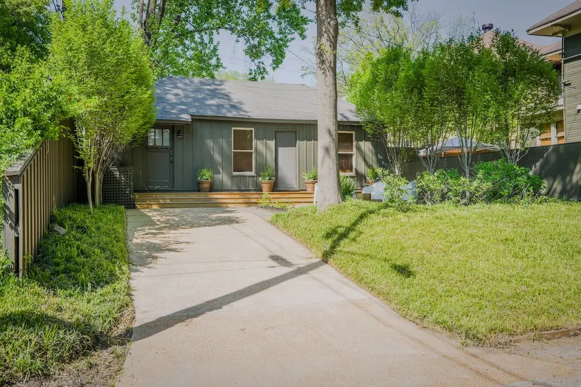 Designer Delight - Larkin Cottage - Image 1