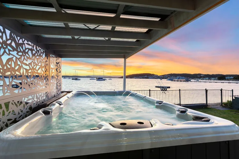 Hot Spa Absolute Waterfront - Image 1