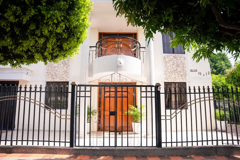 Incredible White House (Entire House) - Image 1