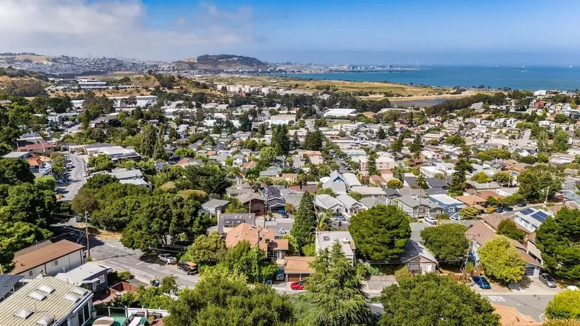 Modern 2BR with SF & Bay Views, Near Airport - Image 1