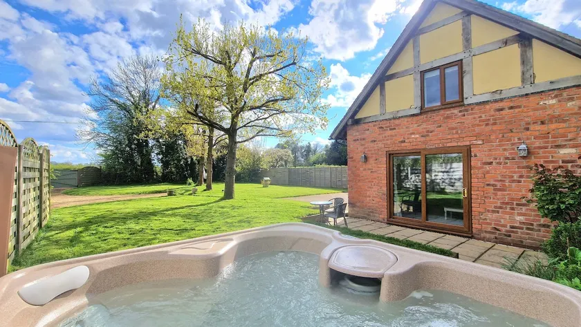 Private Country Retreat With Hot Tub - Image 1