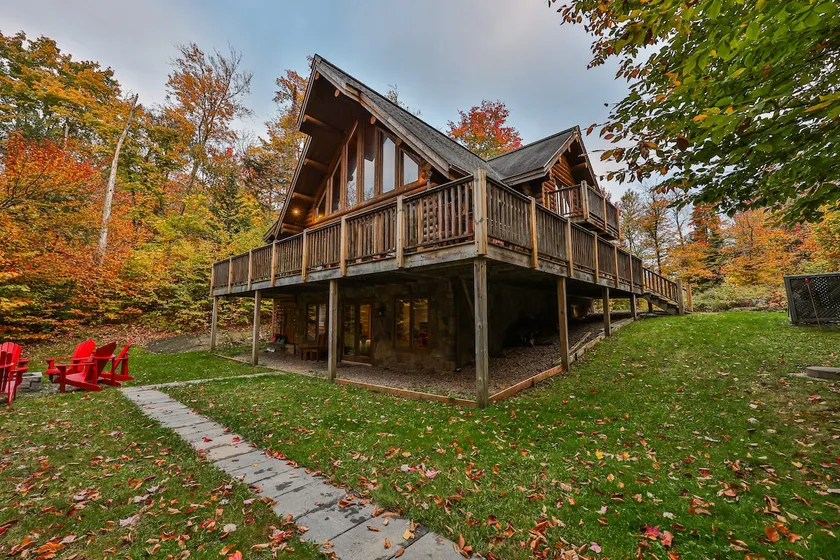 Waterfront Chalet - Private Hot Tub, Lake & Kayaks - Image 1