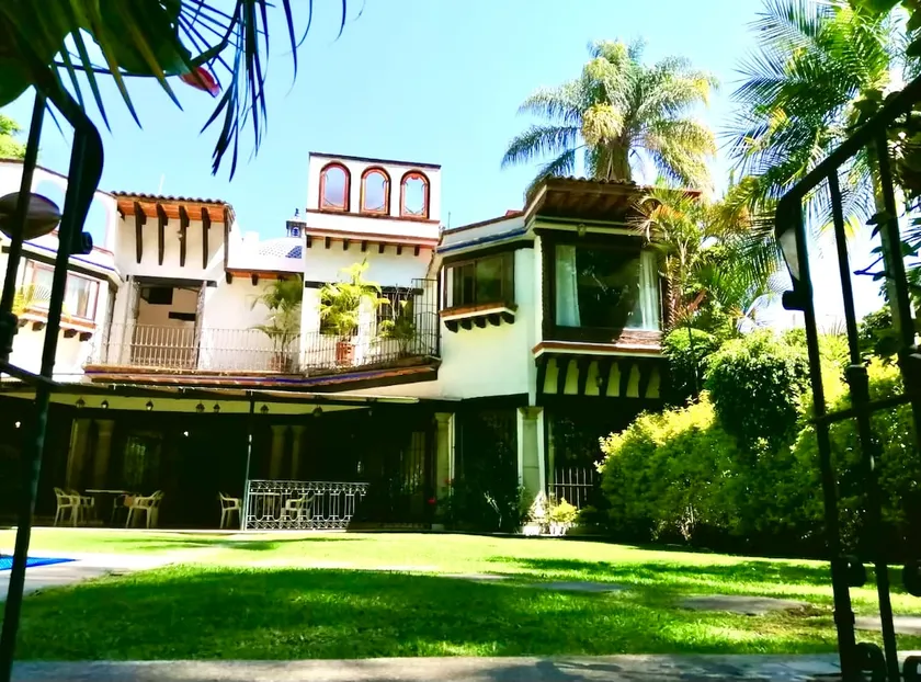 Beautiful 10,000 sq ft villa w/ swimming pool - Image 1