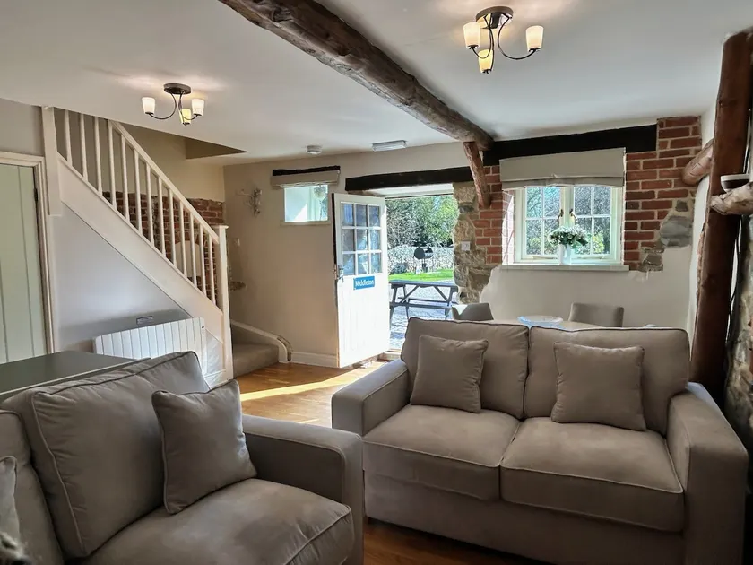 Quaint Country Cottage within the Peak District - Image 1