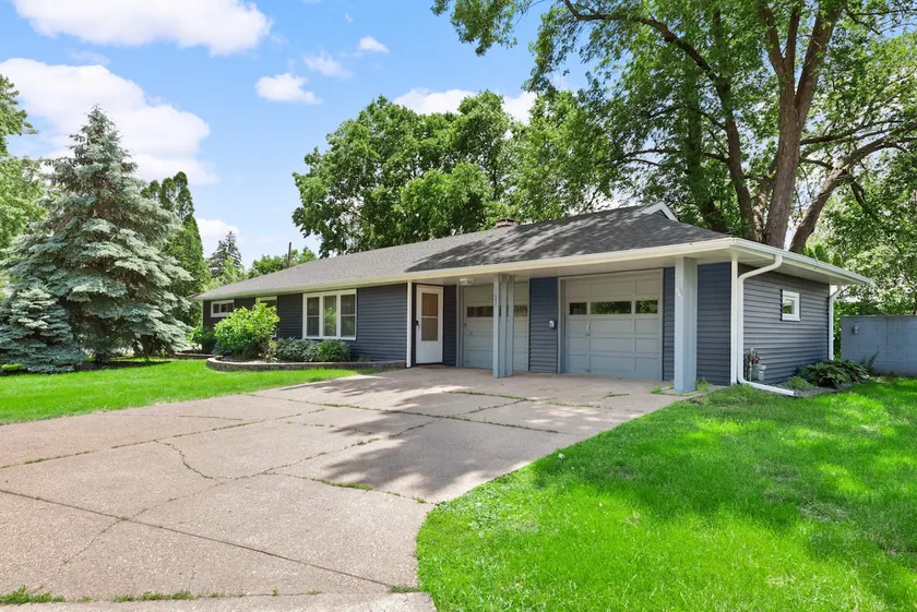 Amazing Two homes. Sleeps 12. Moa Airport Parks - Image 1