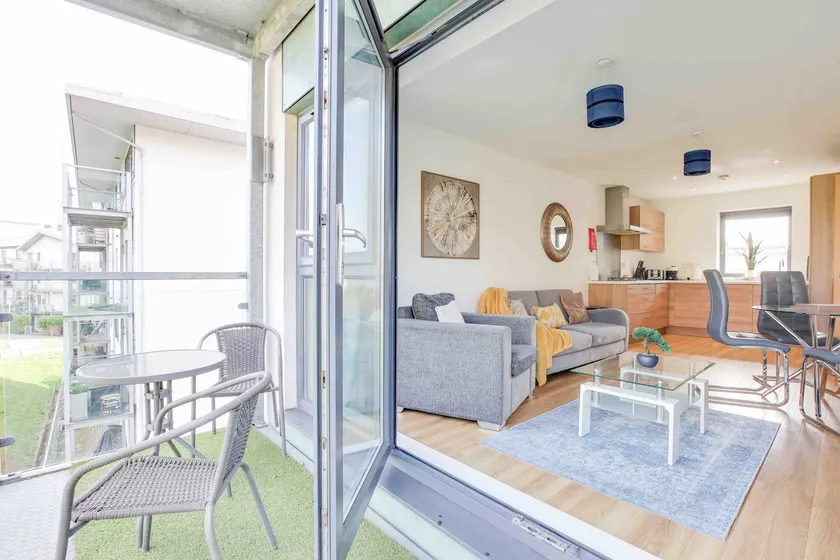 Modern Brentwood 2‑Bed, 2‑Bath Apartment & Parking - Image 1