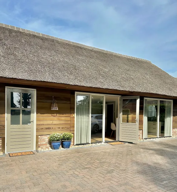 Guesthouse LiV - detached thatched house - Image 1