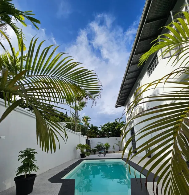 Riverside Bed & Breakfast Poolside - Image 1