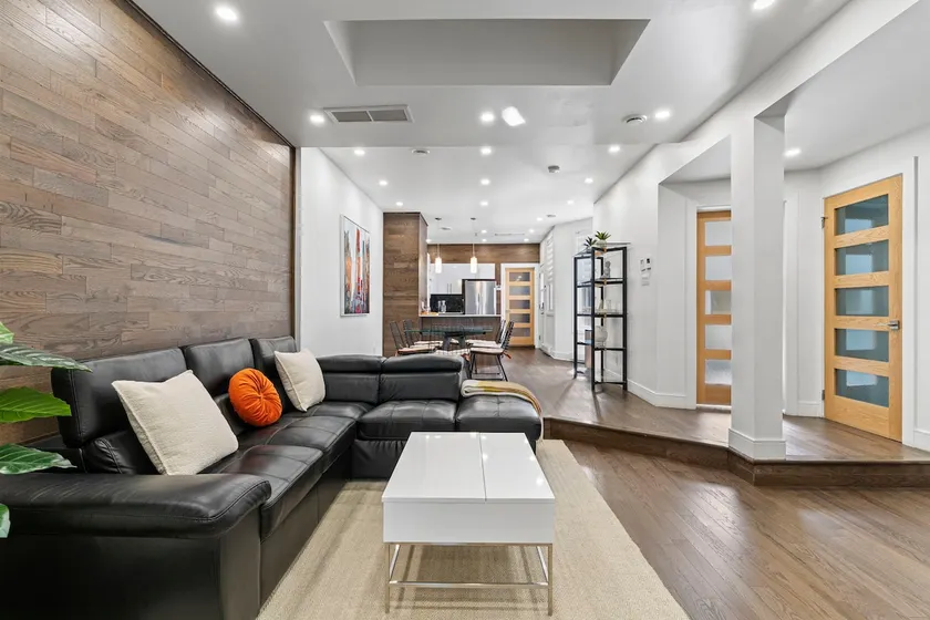 3 bedrooms/DT/King bed/Parking/steps to Metro/ - Image 1