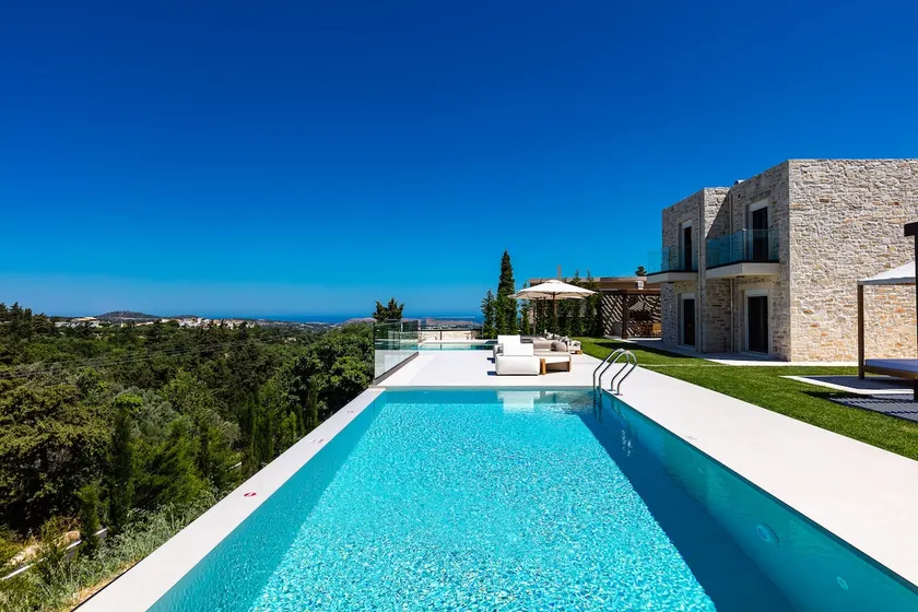 Nuova villa boutique di lusso con piscina a sfioro e vasca idromassaggio, vicino al villaggio storico - Image 1