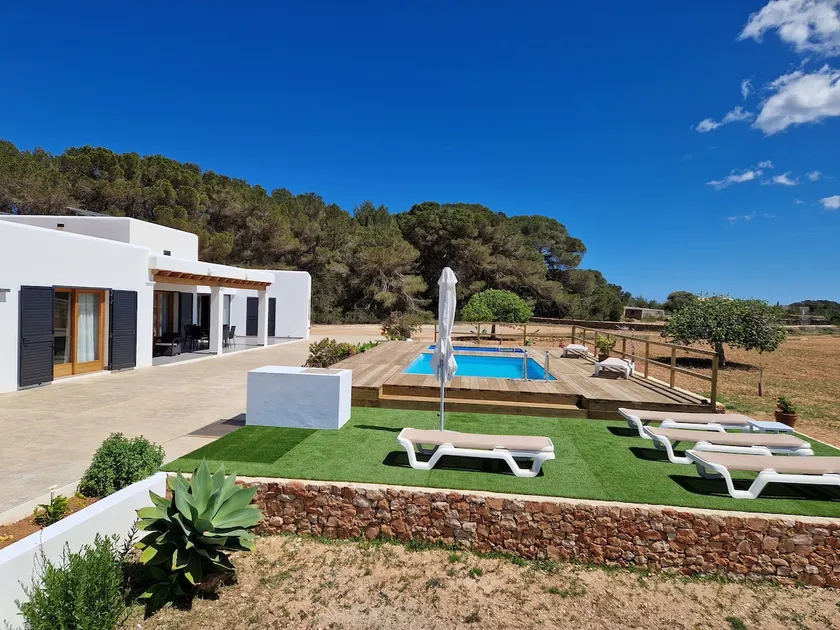 Enjoy peace and relaxation in a rural setting - Image 1