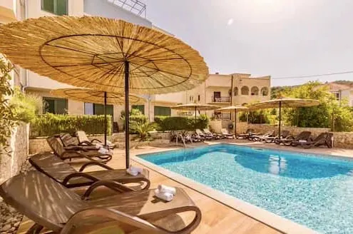 SeaEsta apartment Pool and Beach - Image 1