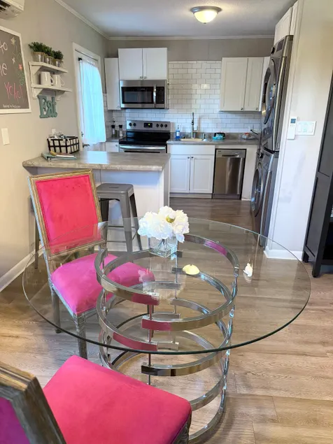 The Local Yokel | Cozy 1 BR Apartment + Wi-Fi & Parking - Image 1
