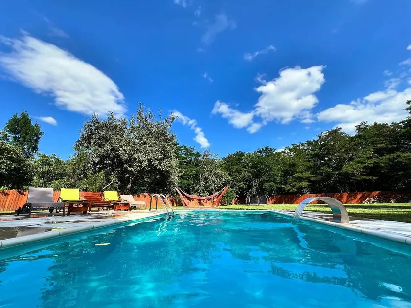 Horace Guesthouse POOL & HOT TUB & BIKES & RIVER - Image 1