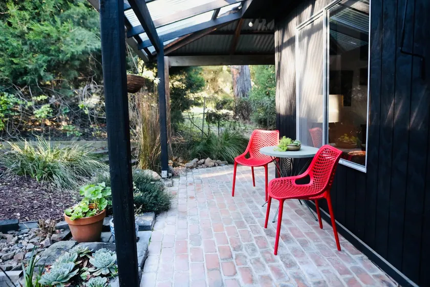 Idyllic, dog friendly, house. - Image 1