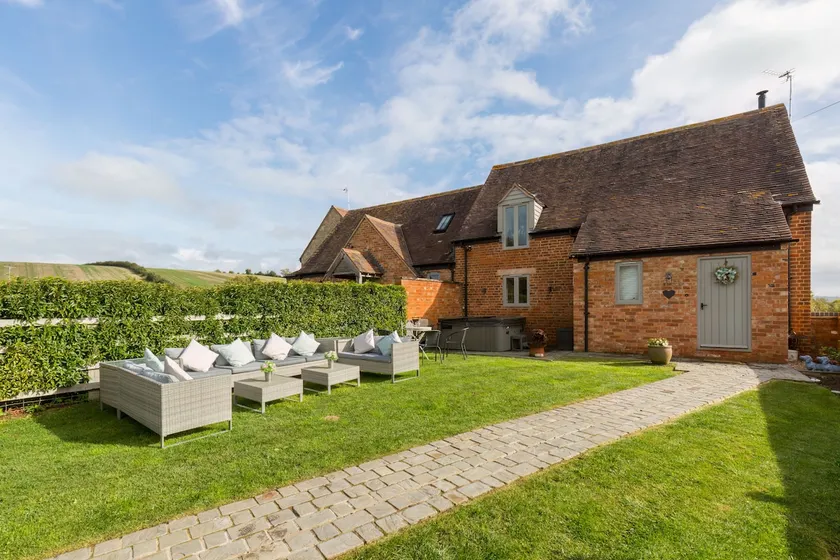 Secluded Cotswold Cottages +opt Hot Tub - Image 1