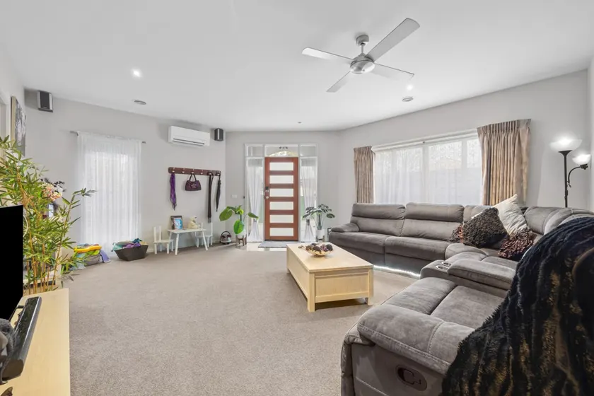 3BR Home 4mins drive to Sovereign Hill & Lake Wendouree with Free Parking - Image 1