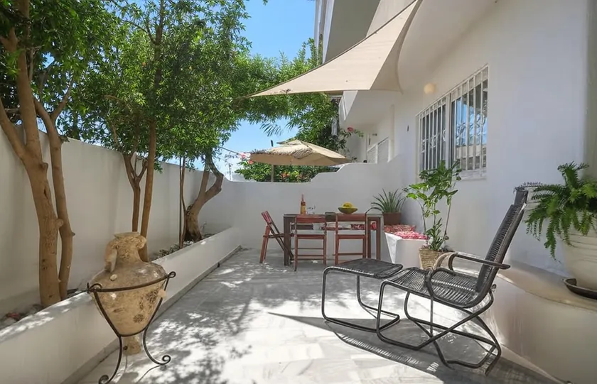 Private Yard, near Old Town, Prime Location - Image 1