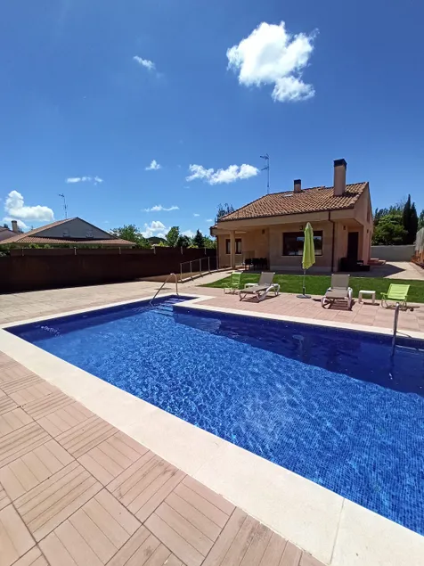 A villa with a private pool 10 meters from Salamanca - Image 1