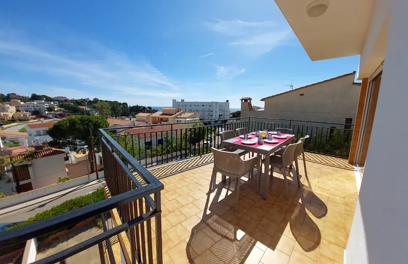 Penthouse with a big terrace, next to the beach - Image 1