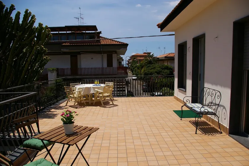 Marigrè Belle maison de vacances en bord de mer avec jardin et vue sur l'Etna de 2 à 8 personnes - Image 1