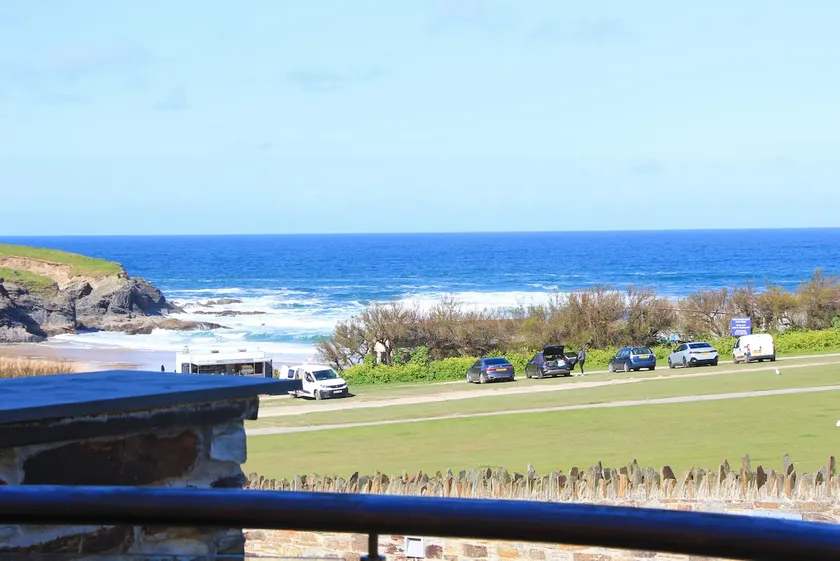 Beachside, sea views & balcony - Image 1