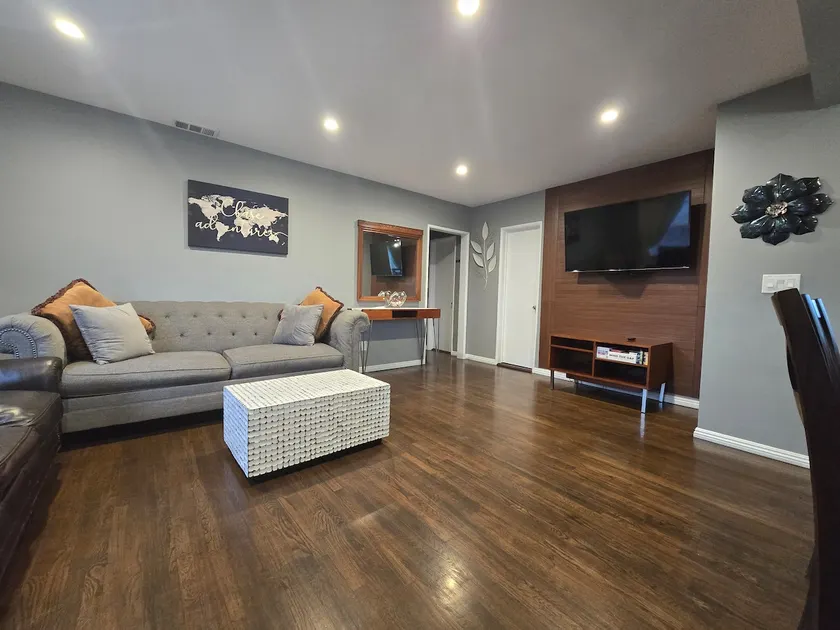 Walk to Sofi or Intuit - Large 4Bed House - Image 1