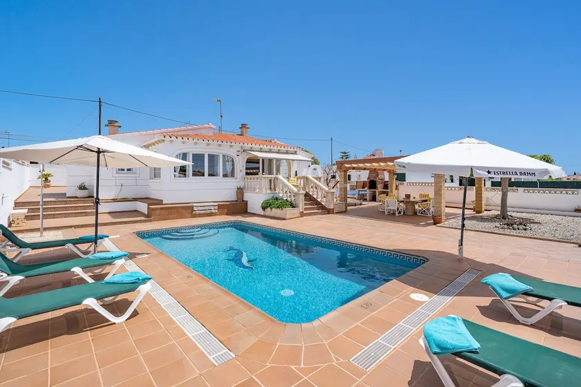 A nice villa with a pool and barbecue - Image 1