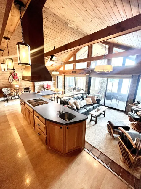 Schroon Lake’s Coziest Lakefront Getaway - Image 1